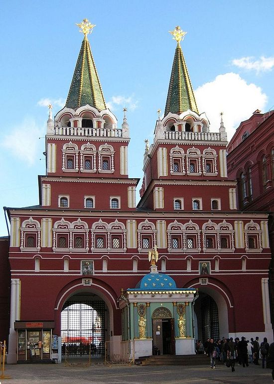 Восстановленная Иверская часовня у стен Московского Кремля