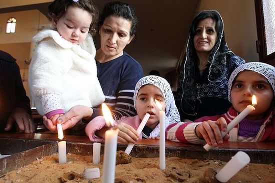 Ассирийские женщины, нашедшие убежище в Ливане, молятся о похищенных и погибших.Anwar Amro/Agence France-Presse - Getty Images