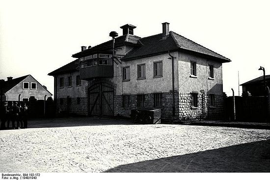 Центральная «брама» (вход) в концлагере Маутхаузен-Гузен. Фото из федерального архива Германии.