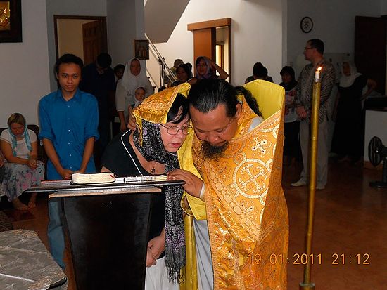 Fr. Ioasaph (Tandibilang) hearing a confession