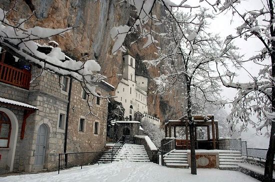 Монастырь Острог зимой
