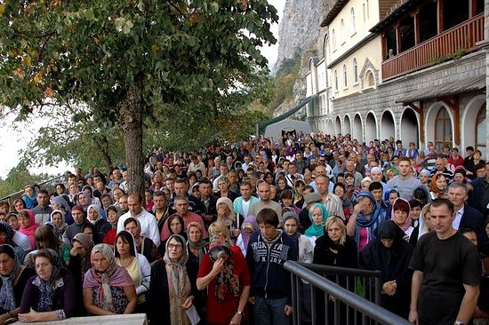 Народ в монастыре Острог, Черногория