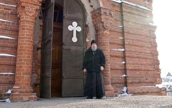 Отец Алексий Новоселов на пороге храма