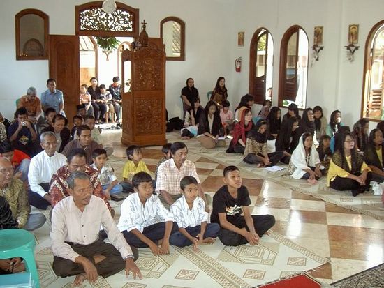 Верующие в церкви Святой Троицы (Соло, Индонезия) слушают проповедь
