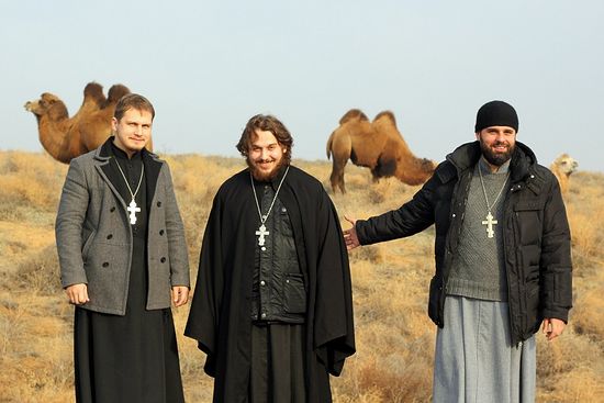 О. Альвиан Тхелидзе (в центре) с другими священниками епархии на фоне верблюдов