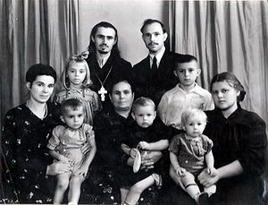 Братья Евгений и Петр Деревянко с семьями. На руках у Веры Алексеевны Поляковой (справа) сын Николай, будущий архимандрит Петр