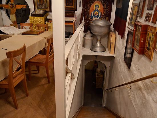 Две комнаты, в которых размещается Сергиевский приход, соединяет лестница, на которой порой из-за тесноты во время богослужений стоят и сидят прихожане. Фото автора