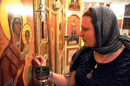 Прихожанка Сергиевского прихода Мария чистит икону