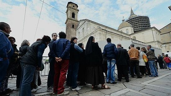 Прежде чем попасть в собор, нужно выстоять в длинной очереди