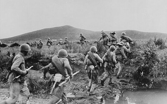 Бойцы части майора Никитина выдвигаются на боевой рубеж. 1942 г.