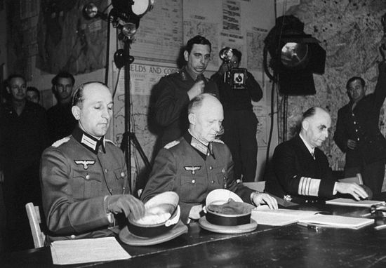 Генерал Йодль подписывает капитуляцию Германии в Реймсе 7 мая 1945 года