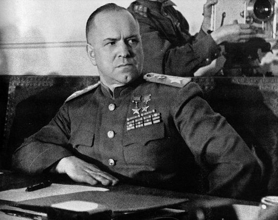 Г.К. Жуков во время подписания Акта о безоговорочной капитуляции Германии