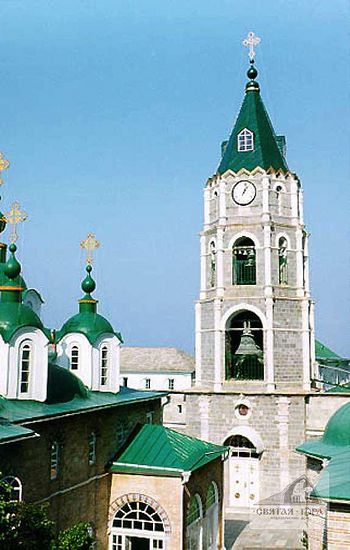93. Колокольня Россикона. Cооруженная в 1893 г. колокольня с башенными часами расположена над трапезной.