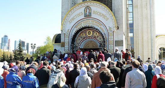 Народ перед Георгиевским храмом на Поклонной горе в день принесения святыни