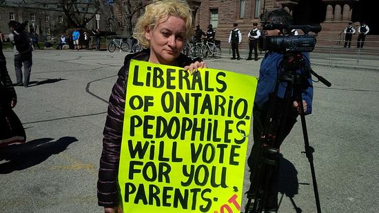 «Либералы Онтарио! Педофилы проголосуют за вас. Родители - нет!»