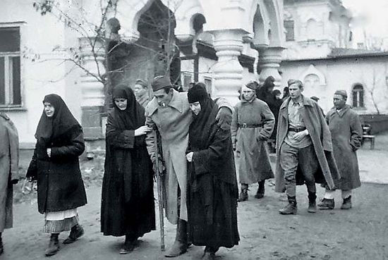 Киев. Прибытие раненых в госпиталь, расположенный в Покровском монастыре. 1943