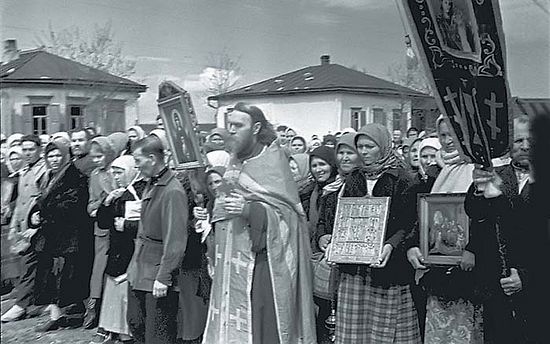 Крестный ход по случаю Дня Победы в станице Ново-Александровской. Ставропольский край, 1945
