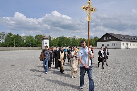 Крестный ход на территории мемориального комплекса «Дахау»