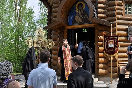 Встреча крестного хода у часовни Воскресения Христова на территории бывшего концлагеря Дахау священником Николаем Забеличем. Дахау — единственный подобный мемориал в Европе, где стоит православный храм