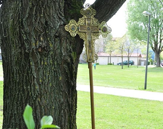 Крест и евангелие. Участники крестного хода