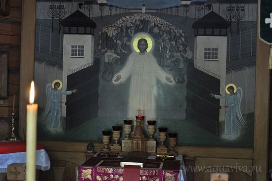 Алтарный образ часовни уникален: икона «Христос освобождает узников Дахау» является единственной в своем роде