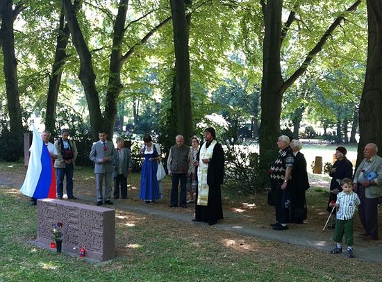 Панихида на центральном кладбище города Штутгарта, где находятся братские захоронения. Здесь лежат останки тех, кто был угнан фашистами на принудительные работы (женщины и дети — русские, поляки, венгры, румыны, чехи...)