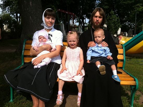 Отец Иоанн Шередекин с матушкой и детьми