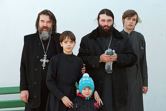 Отец Александр Шередекин с сыновьями Димитрием, Иваном, Алексеем и внуком Сергеем