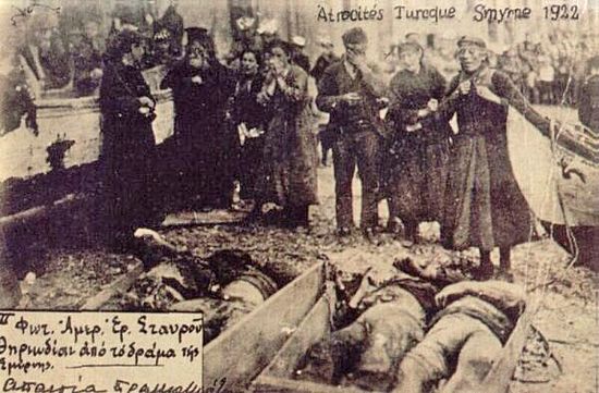 Греки оплакивают родных, убитых в Смирнской резне 1922 г.