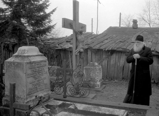 Епископ Василий (Родзянко) у могилы княгини Марии Голицыной