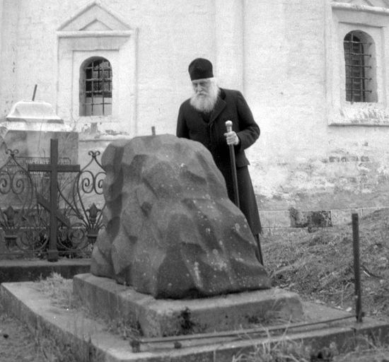 На первой могиле, к которой подошел владыка Василий, он увидел надпись: «Княгиня Мария Голицына, урожденная Сумарокова»