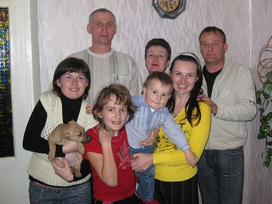 Илья Абдулин (слева) с семьёй