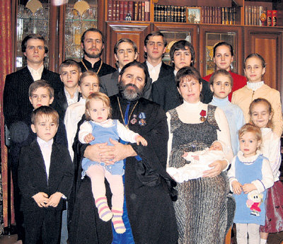 Протоиерей Иоанн Осяк с семьёй. Всех детей собрать не удалось