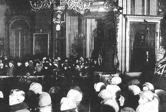 Богослужение в кафедральном Николо-Богоявленском храме Ленинграда во время блокады