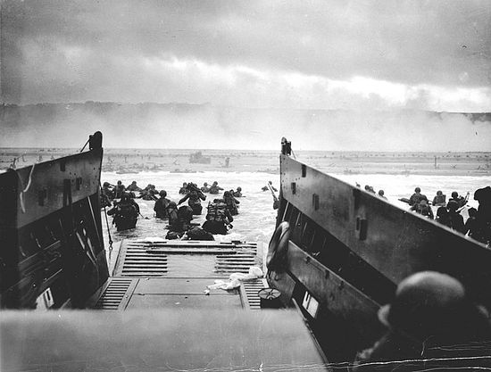 Американские солдаты высаживаются в Нормандии. 6 июня 1944 года.