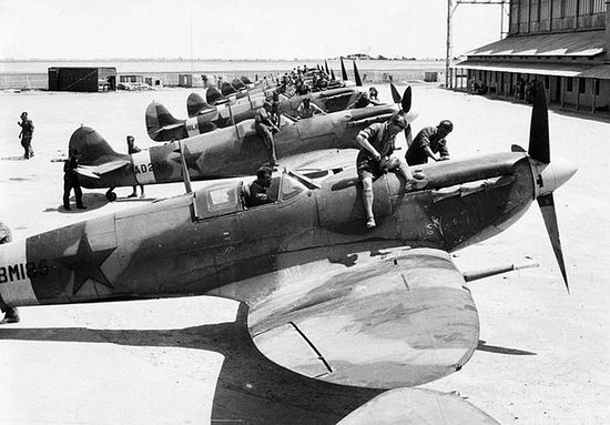 Подготовка британских истребителей «Спитфайр», поставленных по лен-лизу, для передачи советской стороне. Из Ирана самолеты перегонят в СССР советские летчики