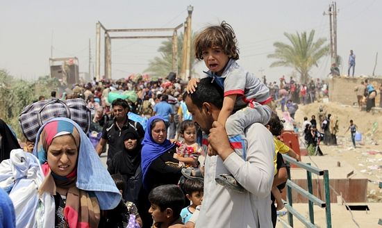 (PHOTO: REUTERS/STRINGER) A displaced Sunni man fleeing the violence in Ramadi carries a crying child on his shoulders, on the outskirts of Baghdad, May 24, 2015. Iraqi forces recaptured territory from advancing Islamic State militants near the recently-fallen city of Ramadi on Sunday, while in Syria the government said the Islamists had killed hundreds of people since capturing the town of Palmyra. 