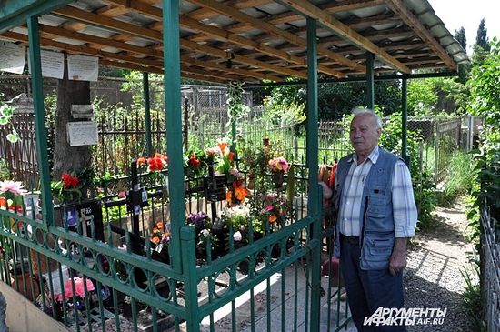 Георгий Сазонов у могилы тёти - блаженной Анастасии. Фото: АиФ/ Мария Позднякова
