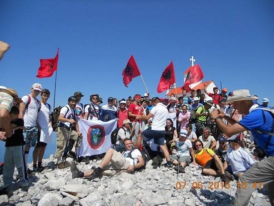 Албанци код цркве Свете Тројице на Румији 7. јуна 2015.