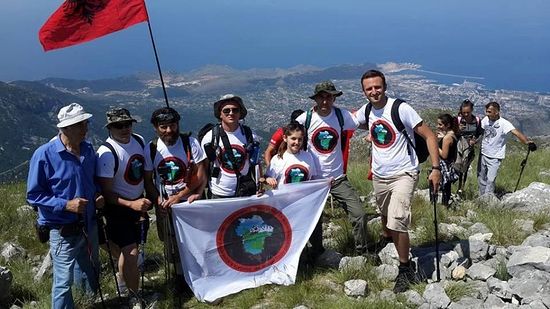 Албанци на врху Румије у мајицама и са заставом са мотивом „Велике Албаније“, 7. јун 2015.