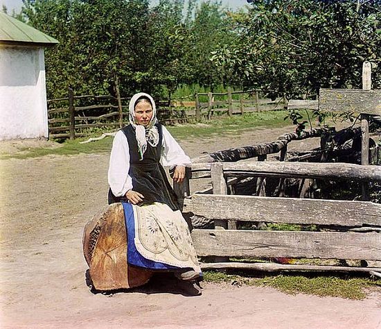 Young woman in Malorossi (Ukraine) - between -1909-1915