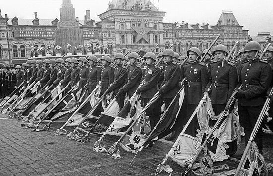 Советские воины с захваченными у немецких войск знаменами © Фотохроника ТАСС/Евгений Халдей