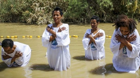 Women get baptized in the Jordan River during the Orthodox Easter celebrations on April 11, 2015. (Maxim Dinshtein/Flash90)