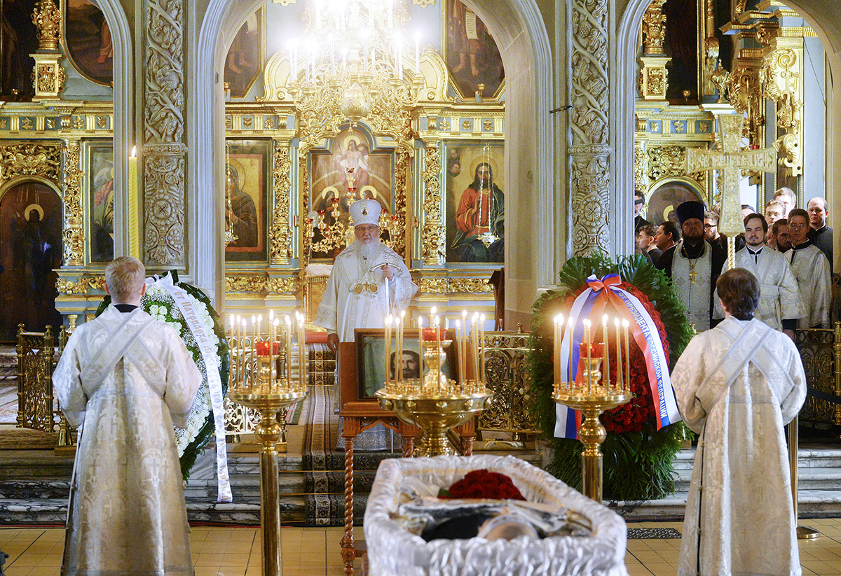 Патриарх Кирилл совершил отпевание Евгения Примакова