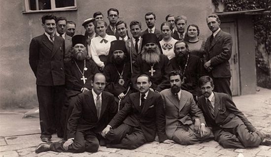 Святитель Иоанн в Сербии (сидит среди духовенства второй слева), где владыка, еще будучи простым иеромонахом, преподавал в Битольской семинарии