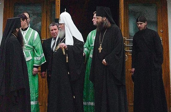 Патриарх Алексий II и архиепископ Феогност. Сзади у дверей будущий отец Алексий