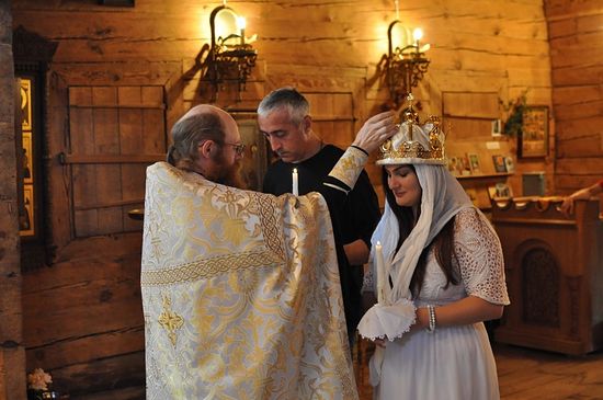 Отец Иосиф венчает Михаила и Екатерину