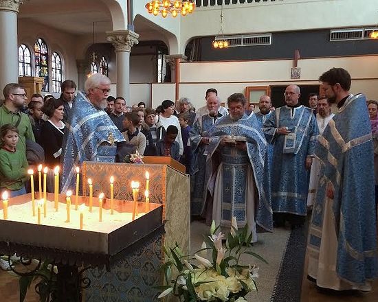 Клир и прихожане храма в честь свт. Николая в Амстердаме