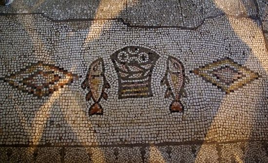 Мозаика на полу в церкви Умножения хлебов и рыб