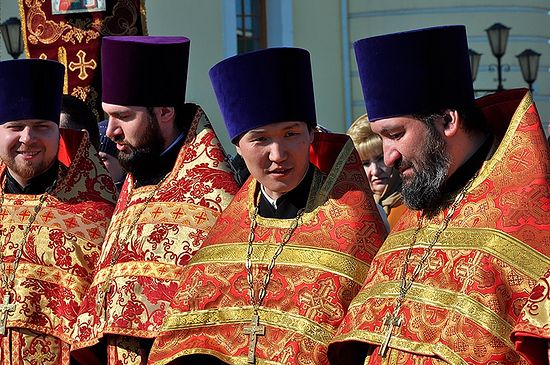 В центре фото священник Павел Слепцов, первый протоиерей-якут за последнее столетие